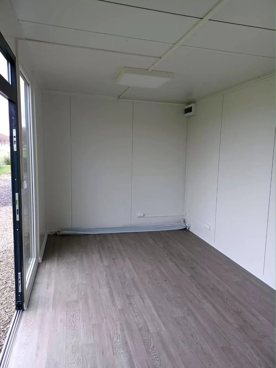 Verkaufspavillon mit bodentiefen Fenstern 18 – Bild 4