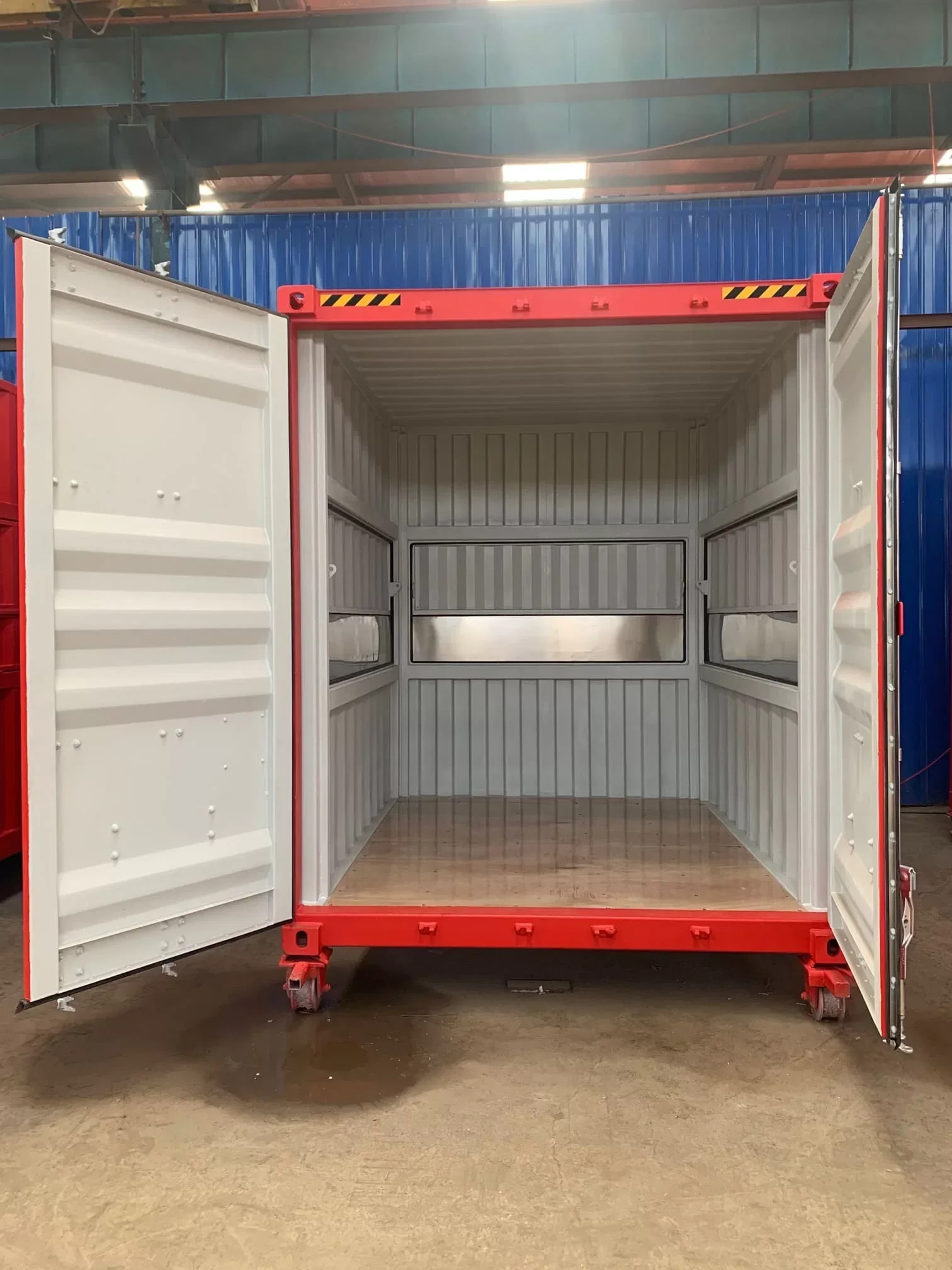 3 m (10 Fuß) hohe High-Cube-Seecontainer wurden in Cafés umgewandelt – Bild 3