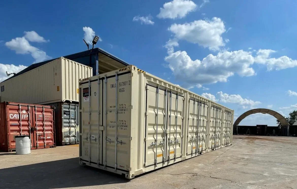 Neuer beigefarbener High-Cube-Container (40 Fuß) mit zwei Seitentüren
