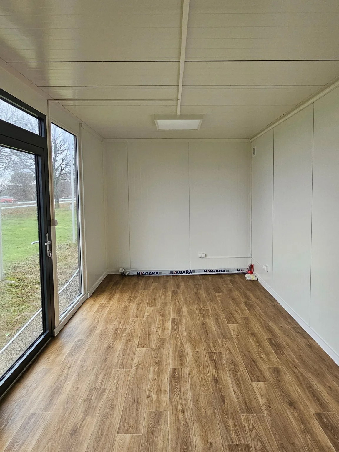 Verkaufspavillon mit bodentiefen Fenstern ca. 18 m² RAL 7016 – Bild 9