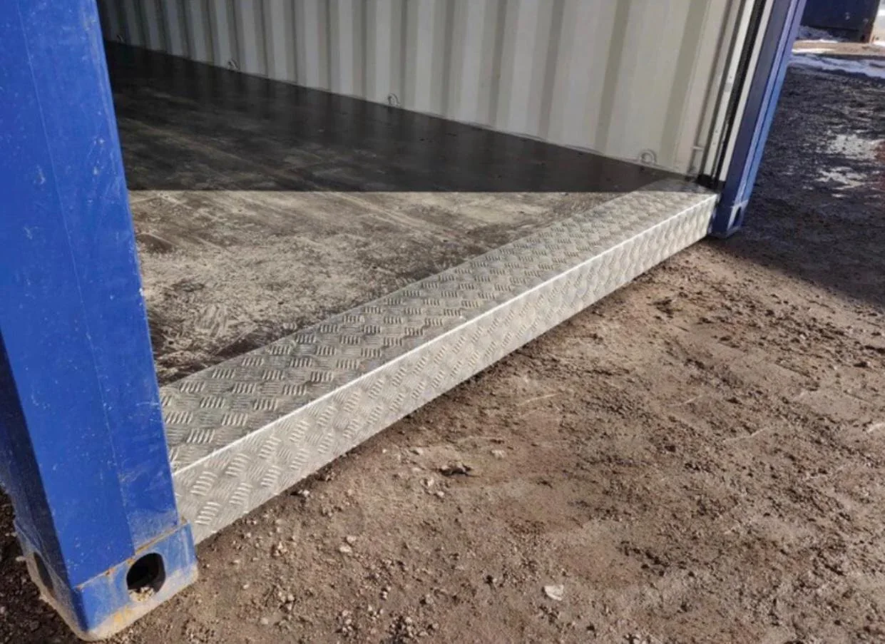 30-Fuß-Container mit blauem Garagentor – Bild 3