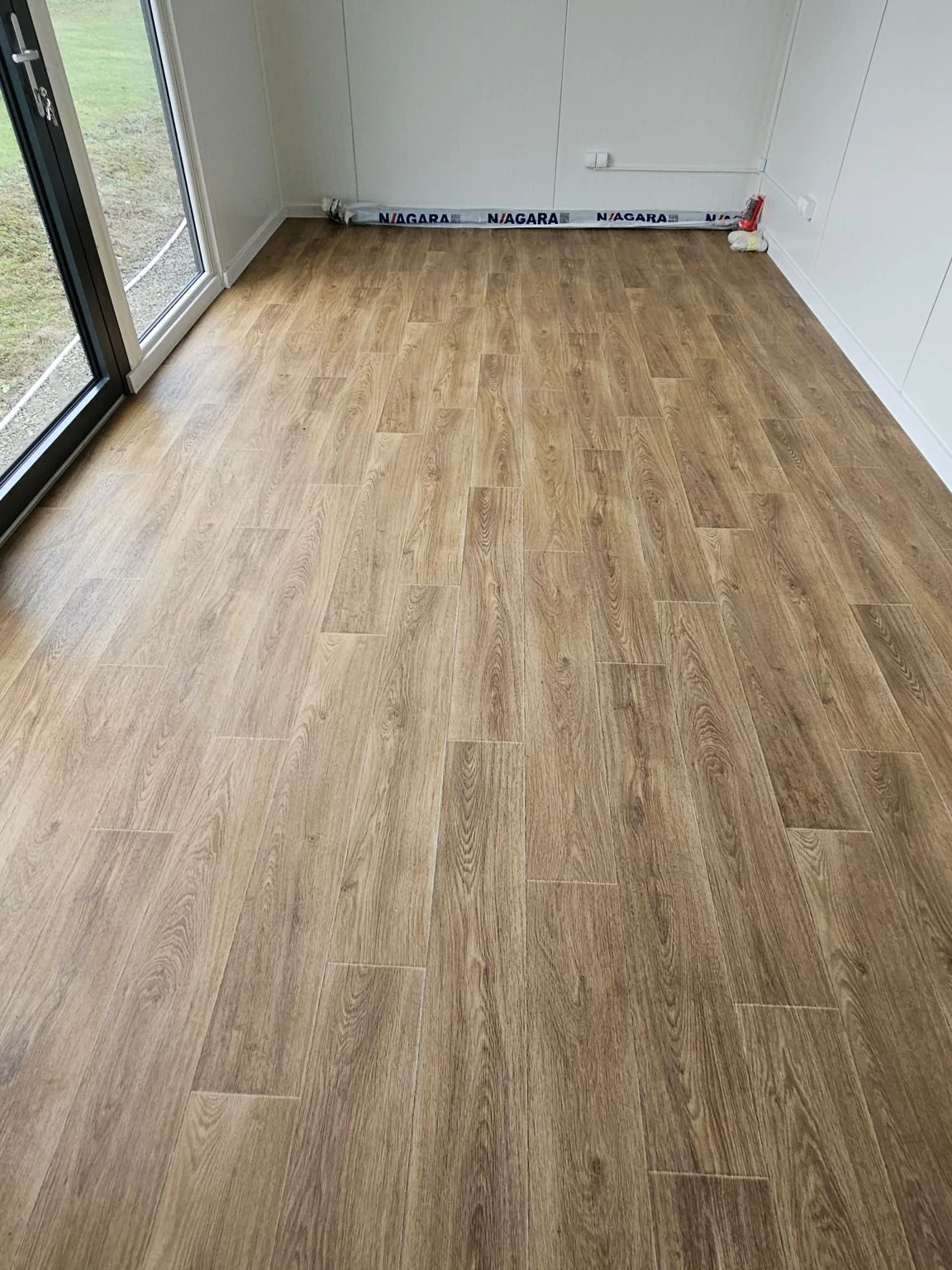 Verkaufspavillon mit bodentiefen Fenstern ca. 18 m² RAL 7016 – Bild 11