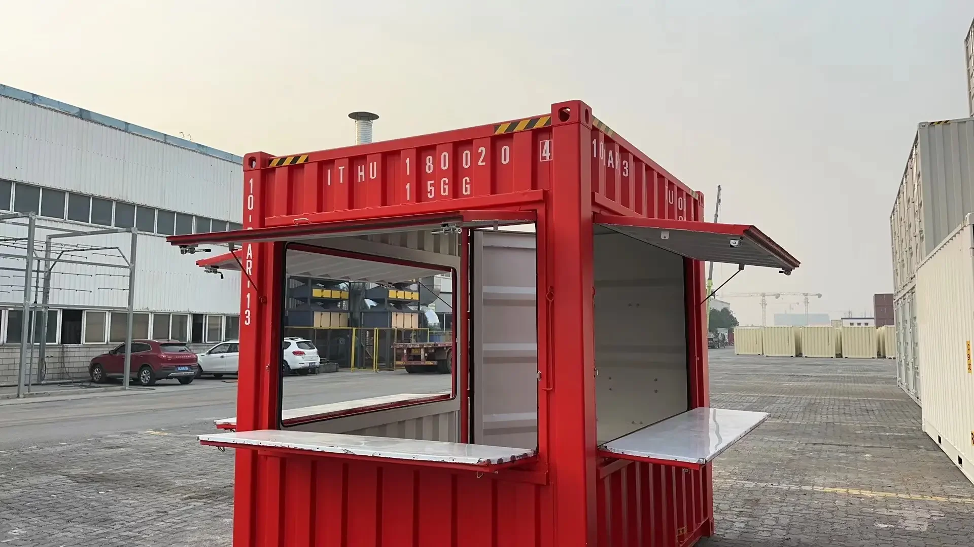 3 m (10 Fuß) hohe High-Cube-Seecontainer wurden in Cafés umgewandelt
